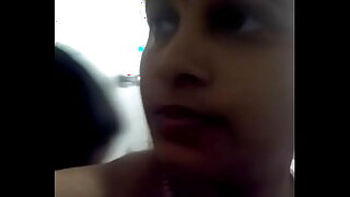 Андра и ее друзья занимаются страстным сапфическим сексом в этом горячем индийском видео.